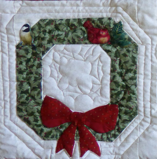 Christmas wreath quilt block with broderie perse to download for Christmas quilt