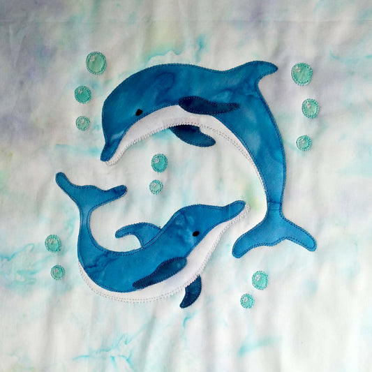 An animal quilt block of two dolphins and bubbles